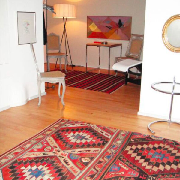 Nomadenschaetze: striped kilim in the living room