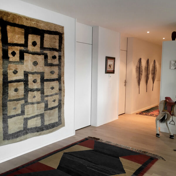 Nomadenschaetze: antique tulu on the wall, new Southpersian kilim on the floor