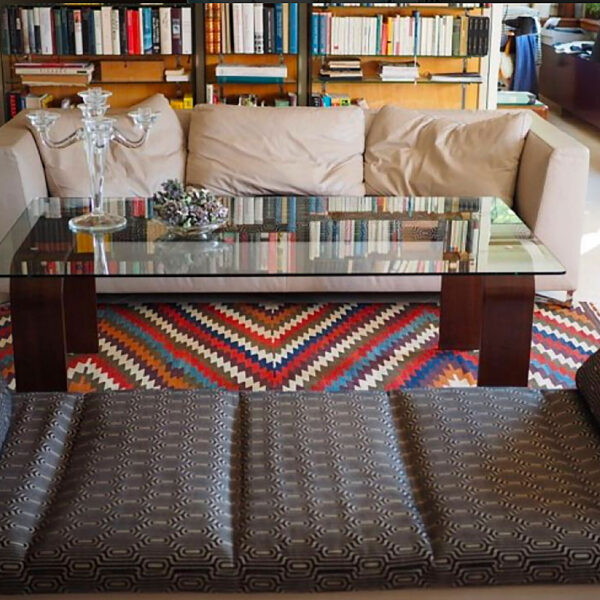 Nomadenschaetze: ein neuer Karapinar-Kelim, schafft einen Raum zwischen den beiden Sofas.