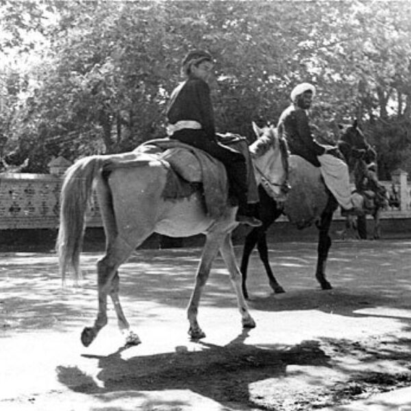 Nomadenschaetze: 1970 Arlette on the road. Kabul street scene