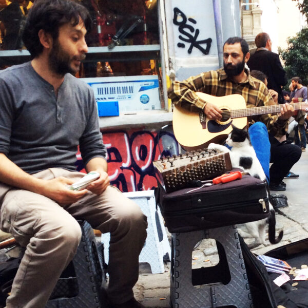 Nomadenschaetze: Strassenmusiker in Beyoglu. Die Katz' hat auf der Harfe mitgespielt. Mit den Krallen.