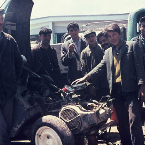 Nomadenschaetze: 1969 free repair of the Citroen 2CV in an Anatolian village