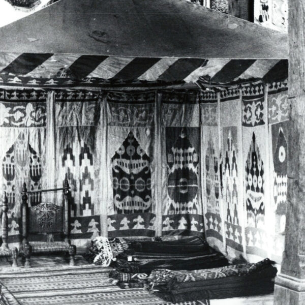 Nomadenschaetze: Ikat tent exhibited in the mill